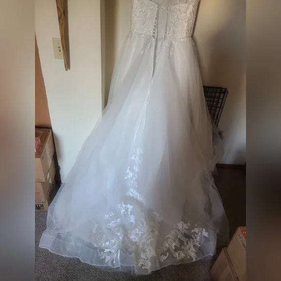 Classic White Lace A-Line Wedding Dress with Floral Detail - Picture 7 of 10